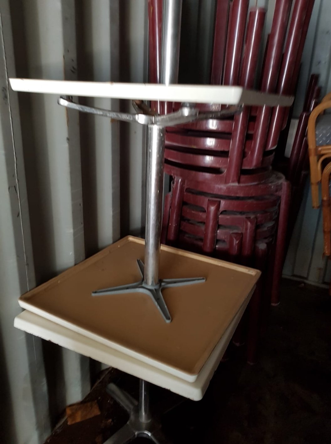 Lote de mobiliario y equipamiento