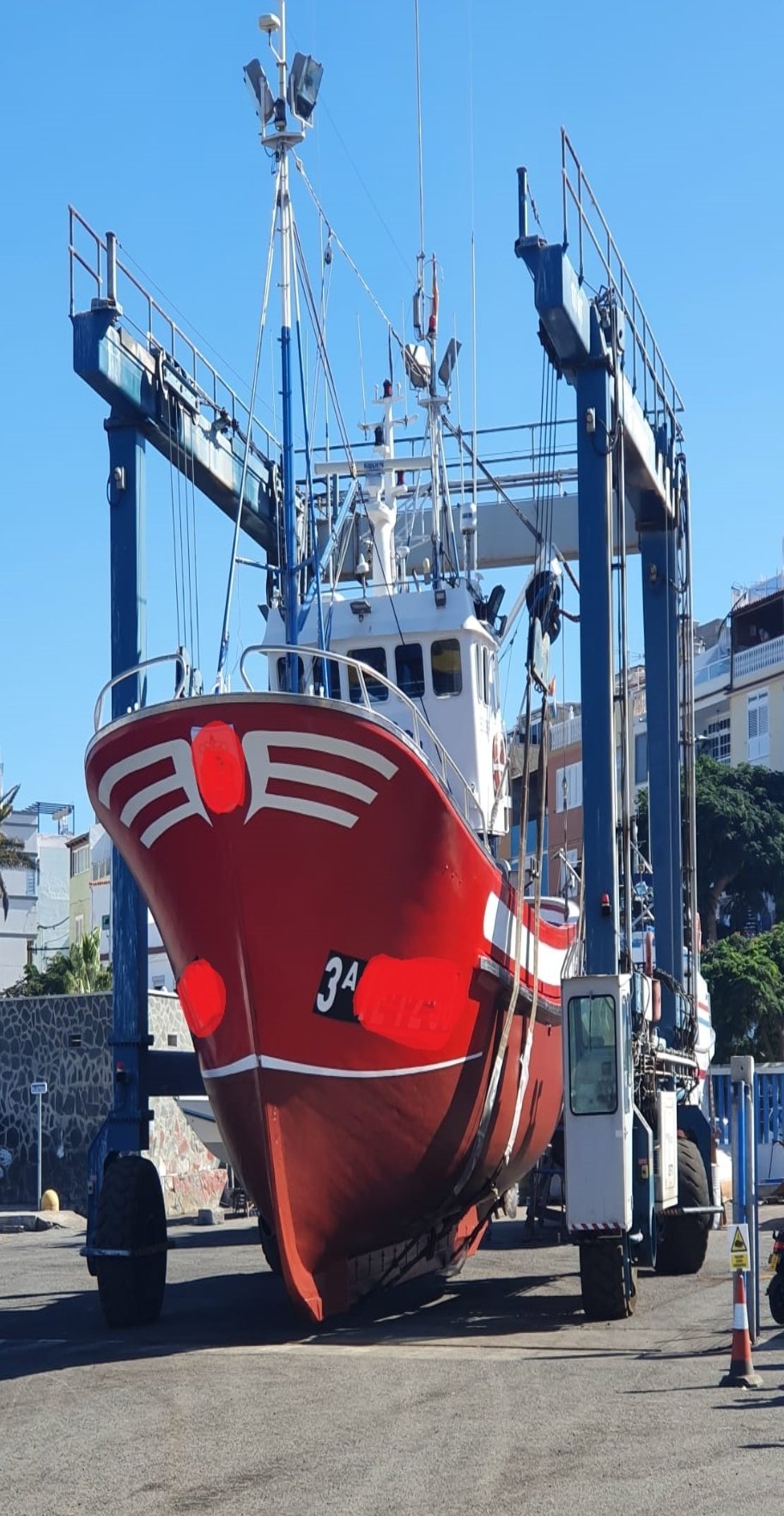 Barco de pesca profesional rojo motor Iveco